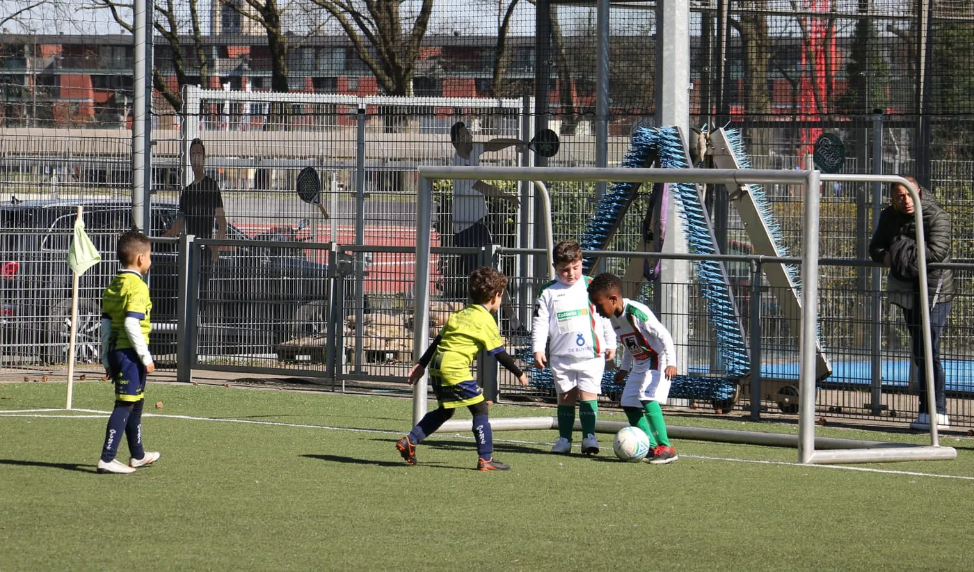 Jonge IFCV-spelers in actie voor het doel